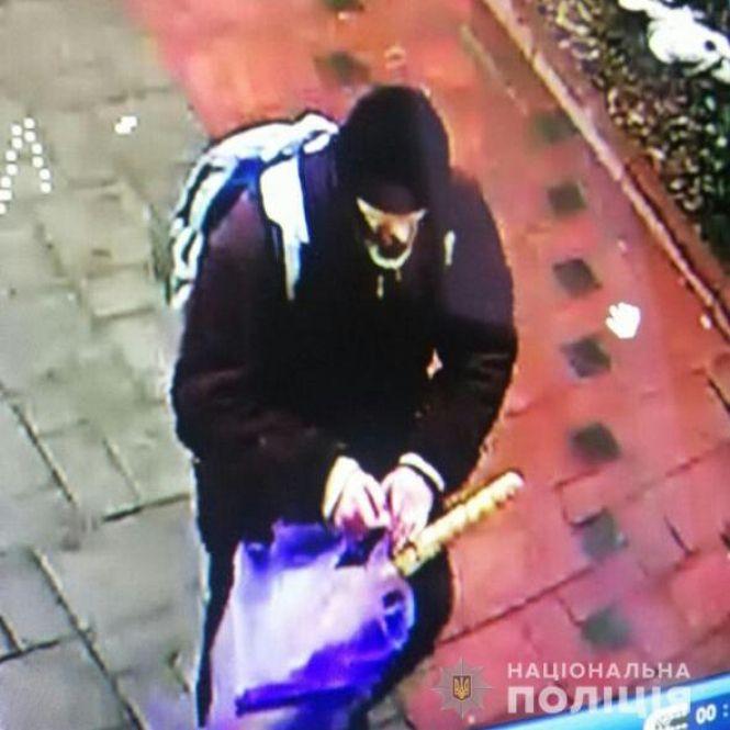 Новини Вінниці - фото з На Келецькій обікрали храм. Шукають підозрюваного, якого зафіксували камери На Келецькій обікрали храм. Шукають підозрюваного, якого зафіксували камери, фото №1 на сайті 20minut.ua