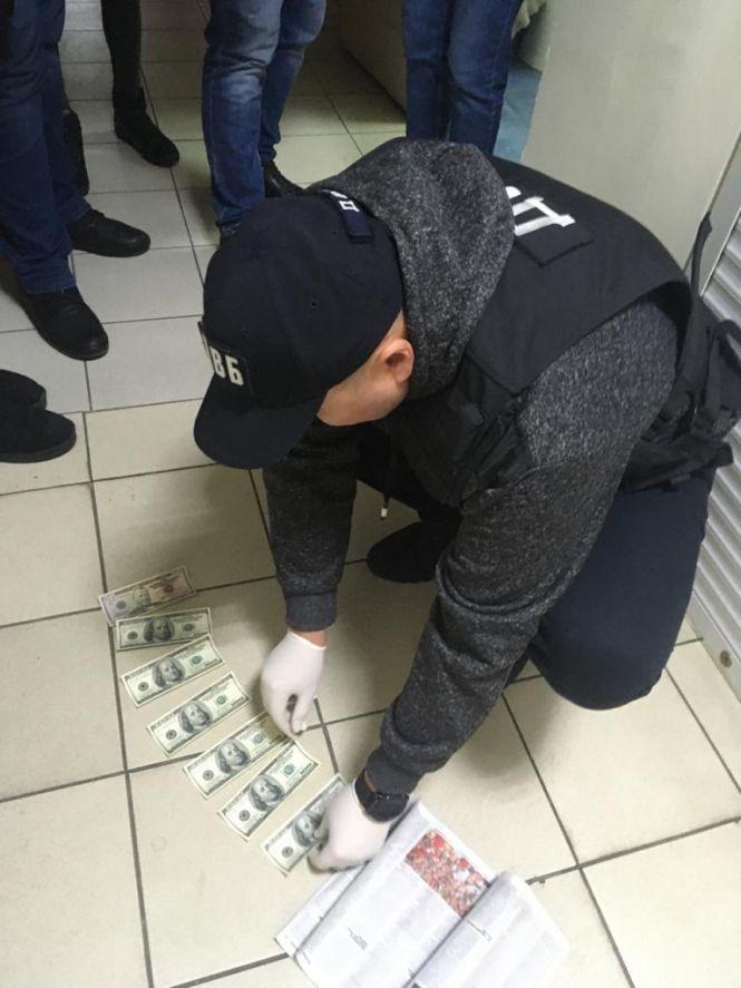 Новини Вінниці - фото з Діючий «коп» та екс-СБУшник вимагали у вінничан гроші Діючий «коп» та екс-СБУшник вимагали у вінничан гроші, фото №1 на сайті 20minut.ua