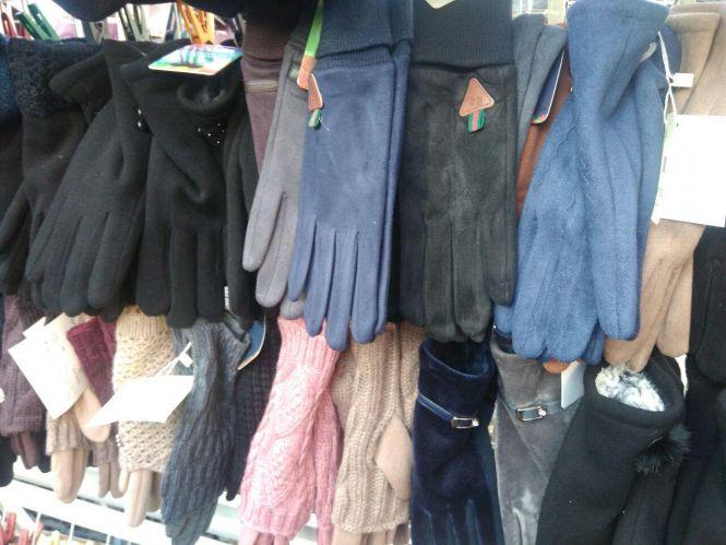 Жилети, шапки, устілки та USB-рукавиці: скільки коштують корисні аксесуари, фото №1 на сайті 20minut.ua