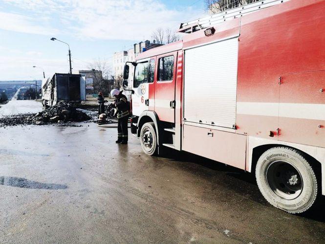 Пожежа у Кам’янці-Подільському: серед дороги спалахнула фура з вугіллям (ФОТО), фото №3 на сайті vsim.ua