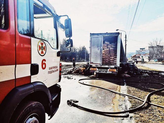 Пожежа у Кам’янці-Подільському: серед дороги спалахнула фура з вугіллям (ФОТО), фото №1 на сайті vsim.ua