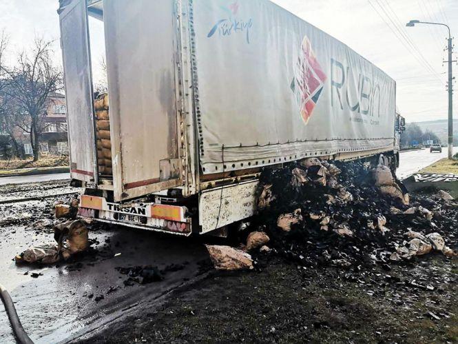 Пожежа у Кам’янці-Подільському: серед дороги спалахнула фура з вугіллям (ФОТО), фото №4 на сайті vsim.ua