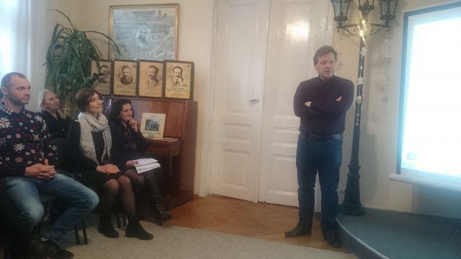 Новини Тернополя - фото з У бібліотеці-музеї "Літературне Тернопілля" показали три нових відеокліпи тернопільських митців У бібліотеці-музеї "Літературне Тернопілля" показали три нових відеокліпи тернопільських митців, фото №4 на сайті 20minut.ua