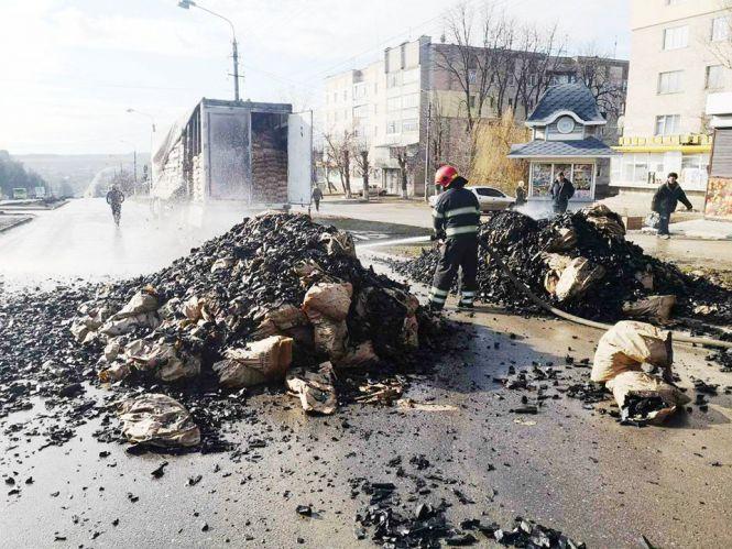 Пожежа у Кам’янці-Подільському: серед дороги спалахнула фура з вугіллям (ФОТО), фото №2 на сайті vsim.ua