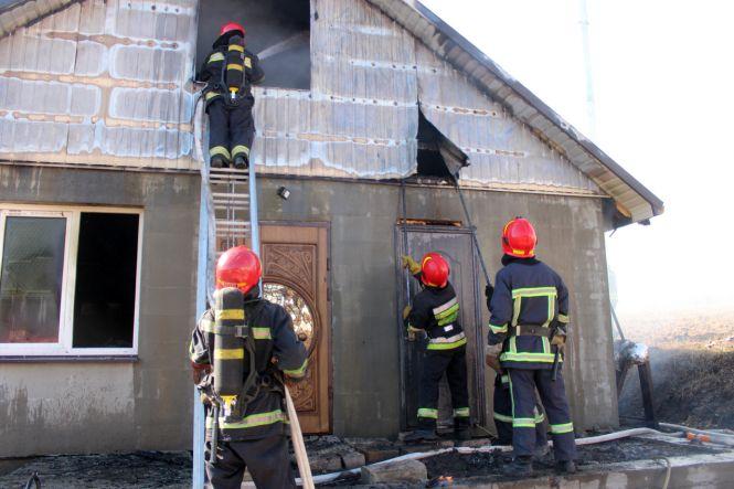 Новини Хмельницького - фото з Пожежа у Хмельницькому: будинок гасили дві бригади рятувальників (ФОТО, ВІДЕО) Пожежа у Хмельницькому: будинок гасили дві бригади рятувальників (ФОТО, ВІДЕО), фото №9 на сайті vsim.ua