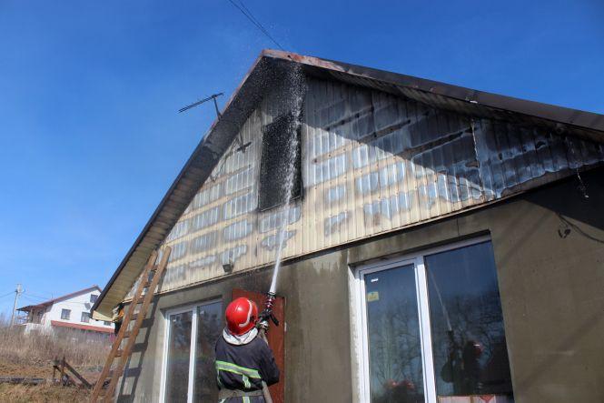 Новини Хмельницького - фото з Пожежа у Хмельницькому: будинок гасили дві бригади рятувальників (ФОТО, ВІДЕО) Пожежа у Хмельницькому: будинок гасили дві бригади рятувальників (ФОТО, ВІДЕО), фото №11 на сайті vsim.ua