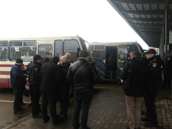 Відмовився везти дітей з багатодітної сім'ї: хамовитим водієм з Тернопільщини тепер займатиметься поліція, фото №2 на сайті 20minut.ua