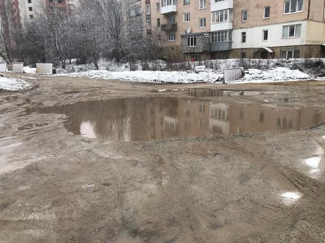 "Ні пройти, ні проїхати": тернополяни скаржаться на болото посеред двора, фото №2 на сайті 20minut.ua