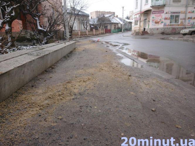 Чистили від снігу і посипали піском: у Тернополі всю ніч працювало 22 одиниці спецтехніки, фото №1 на сайті 20minut.ua