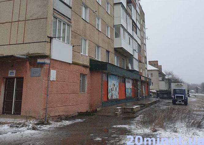 Новини Тернополя - фото з На Золотогірській, біля під’їзду – тіло чоловіка. Кажуть, він з Пронятина На Золотогірській, біля під’їзду – тіло чоловіка. Кажуть, він з Пронятина, фото №2 на сайті 20minut.ua