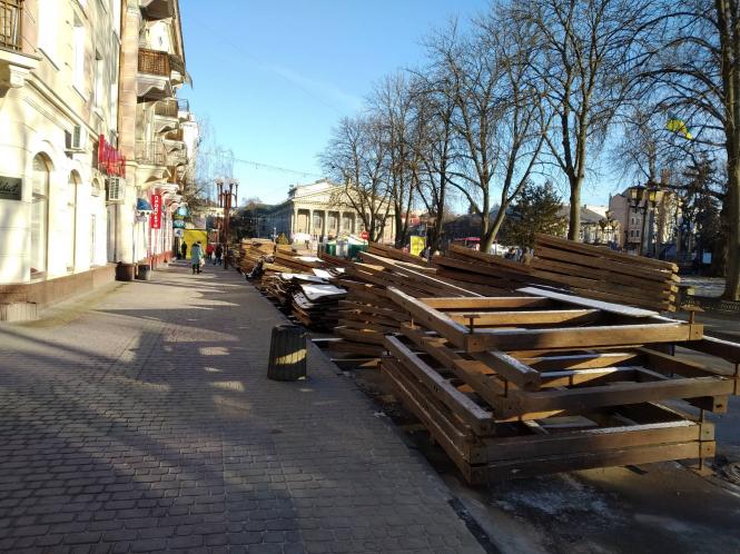 Новини Тернополя - фото з Фото дня: на Театральному майдані демонтують "будиночки" із зимового містечка. Фото дня: на Театральному майдані демонтують "будиночки" із зимового містечка., фото №2 на сайті 20minut.ua