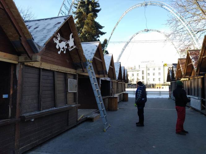 Новини Тернополя - фото з Фото дня: на Театральному майдані демонтують "будиночки" із зимового містечка. Фото дня: на Театральному майдані демонтують "будиночки" із зимового містечка., фото №3 на сайті 20minut.ua