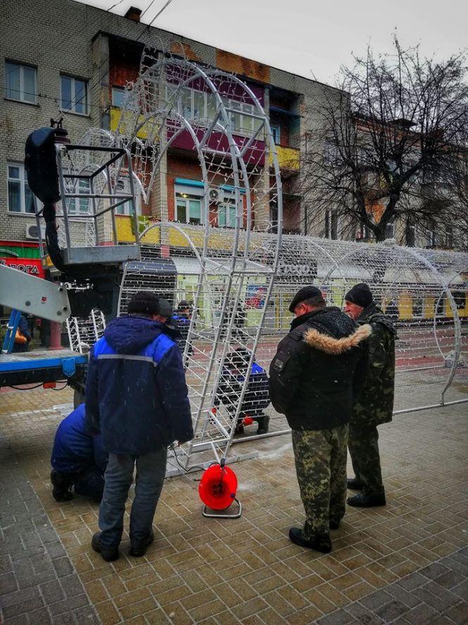 Новини Хмельницького - фото з На Проскурівській монтують фотозону до Дня закоханих На Проскурівській монтують фотозону до Дня закоханих, фото №1 на сайті vsim.ua