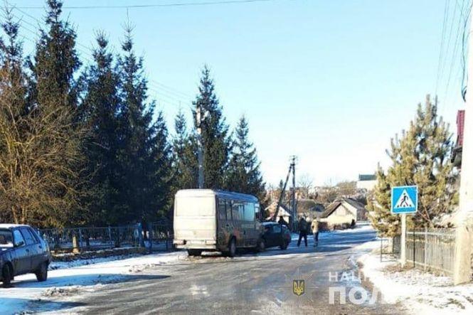 На Тернопільщині через слизьку дорогу не розминулися пасажирський бус та легківка (фото), фото №1 на сайті 20minut.ua