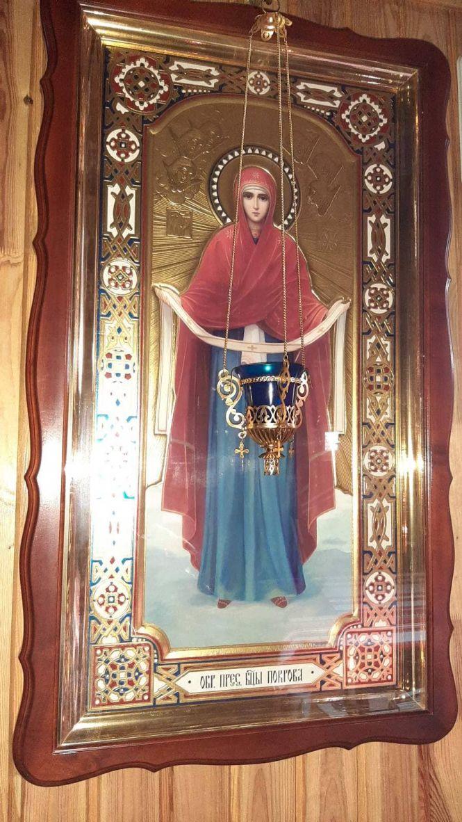 "Моляться тут по 2-3 години": у тернопільському храмі мироточить ікона. У чому вона допомогає?, фото №1 на сайті 20minut.ua