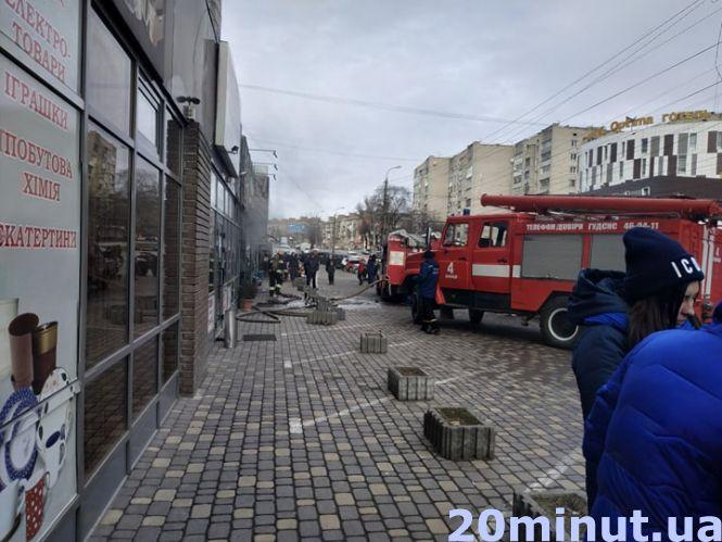 Новини Вінниці - фото з Пожежа у «Базиліку»: загорання гасили чотири пожежні машини Пожежа у «Базиліку»: загорання гасили чотири пожежні машини, фото №5 на сайті 20minut.ua