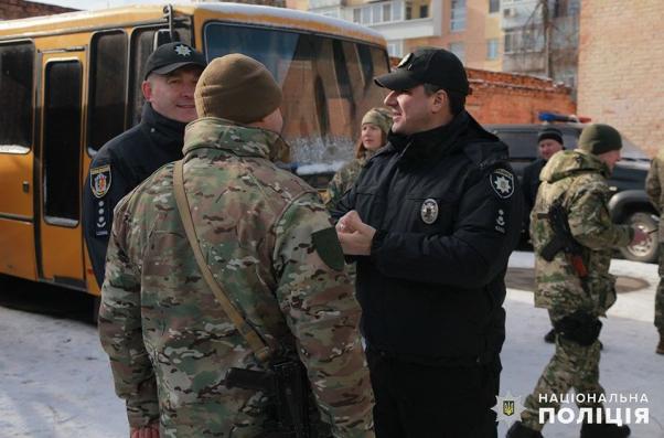 Новини Хмельницького - фото з Хмельницькі поліцейські вирушили у зону ООС (ФОТО) Хмельницькі поліцейські вирушили у зону ООС (ФОТО), фото №5 на сайті vsim.ua