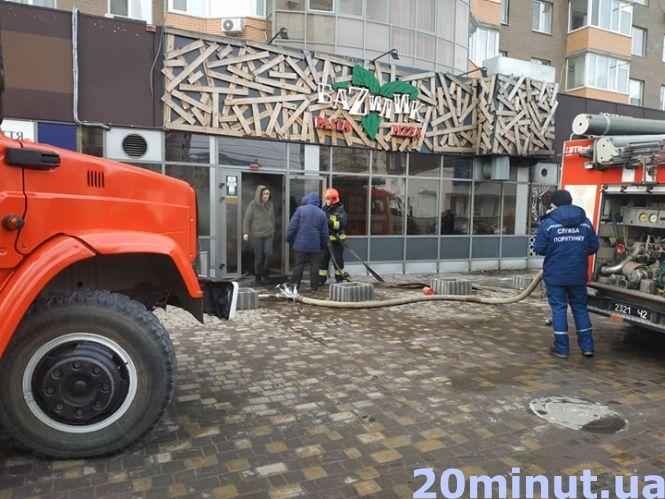 Новини Вінниці - фото з Пожежа у «Базиліку»: загорання гасили чотири пожежні машини Пожежа у «Базиліку»: загорання гасили чотири пожежні машини, фото №4 на сайті 20minut.ua