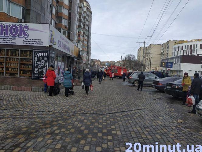 Новини Вінниці - фото з Пожежа у «Базиліку»: загорання гасили чотири пожежні машини Пожежа у «Базиліку»: загорання гасили чотири пожежні машини, фото №8 на сайті 20minut.ua