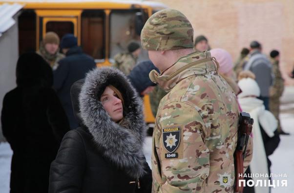 Новини Хмельницького - фото з Хмельницькі поліцейські вирушили у зону ООС (ФОТО) Хмельницькі поліцейські вирушили у зону ООС (ФОТО), фото №4 на сайті vsim.ua
