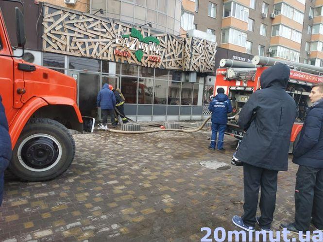 Новини Вінниці - фото з Пожежа у «Базиліку»: загорання гасили чотири пожежні машини Пожежа у «Базиліку»: загорання гасили чотири пожежні машини, фото №6 на сайті 20minut.ua