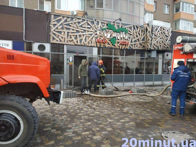 Новини Вінниці - фото з Пожежа у «Базиліку»: загорання гасили чотири пожежні машини Пожежа у «Базиліку»: загорання гасили чотири пожежні машини, фото №3 на сайті 20minut.ua