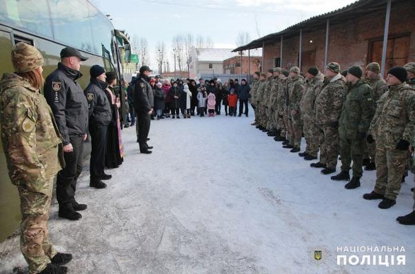 Новини Хмельницького - фото з Хмельницькі поліцейські вирушили у зону ООС (ФОТО) Хмельницькі поліцейські вирушили у зону ООС (ФОТО), фото №1 на сайті vsim.ua