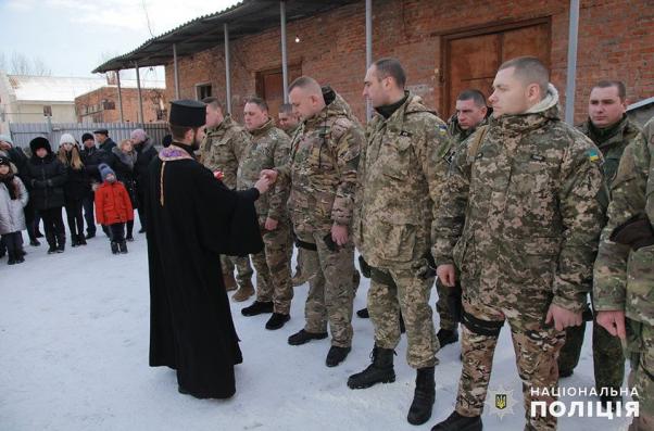 Новини Хмельницького - фото з Хмельницькі поліцейські вирушили у зону ООС (ФОТО) Хмельницькі поліцейські вирушили у зону ООС (ФОТО), фото №6 на сайті vsim.ua