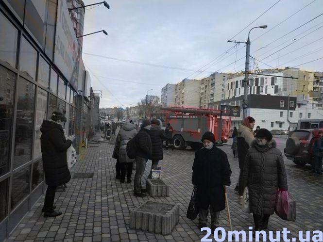 Новини Вінниці - фото з Пожежа у «Базиліку»: загорання гасили чотири пожежні машини Пожежа у «Базиліку»: загорання гасили чотири пожежні машини, фото №7 на сайті 20minut.ua