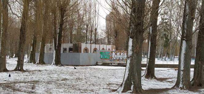 Фото дня: у парку Шевченка розібрали музей. Що буде на його місці? (опитування), фото №1 на сайті 20minut.ua