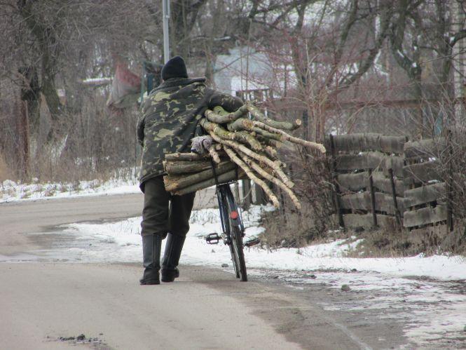 Фото дня: будні залізничників, курка-альпіністка,  болотяні вулиці, фото №5 на сайті 20minut.ua