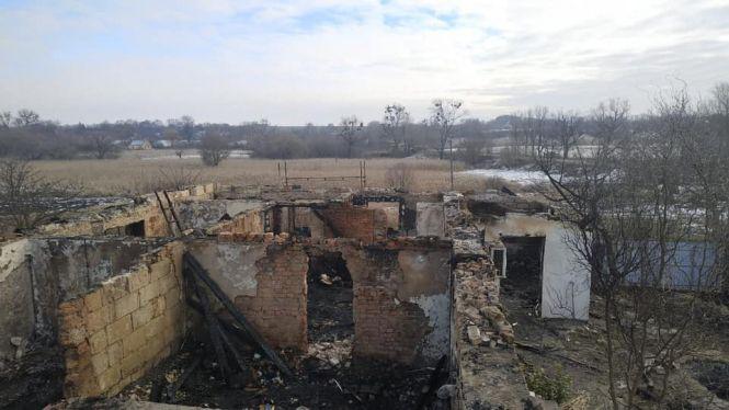 Новини Житомира - фото з У священика з 12-ма дітьми вщент згорів будинок У священика з 12-ма дітьми вщент згорів будинок, фото №2 на сайті 20minut.ua