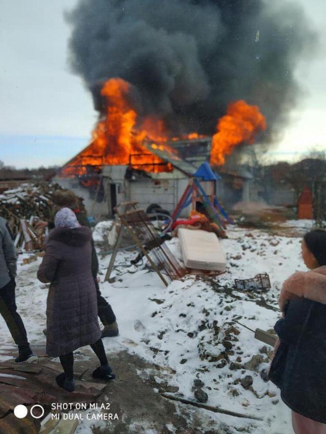 Новини Житомира - фото з У священика з 12-ма дітьми вщент згорів будинок У священика з 12-ма дітьми вщент згорів будинок, фото №1 на сайті 20minut.ua
