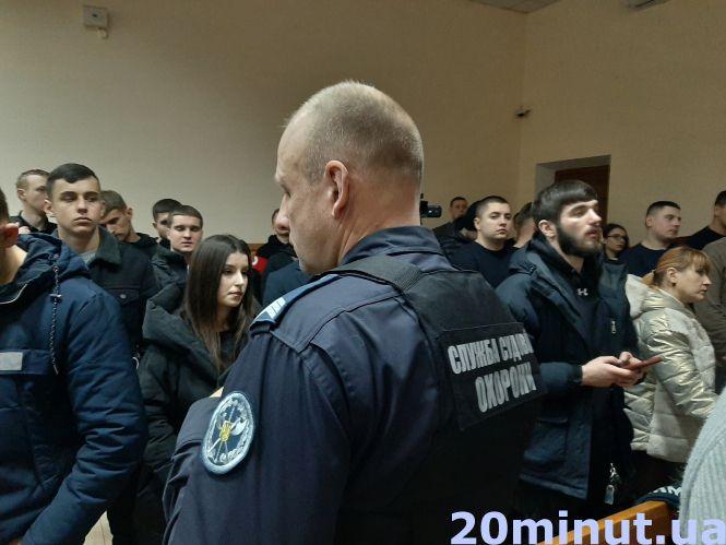 Новини Тернополя - фото з 17 років тюрми на двох – за смерть 20-річного Віталія Гнатишина, якого вбили біля "Алюру" 17 років тюрми на двох – за смерть 20-річного Віталія Гнатишина, якого вбили біля "Алюру", фото №1 на сайті 20minut.ua