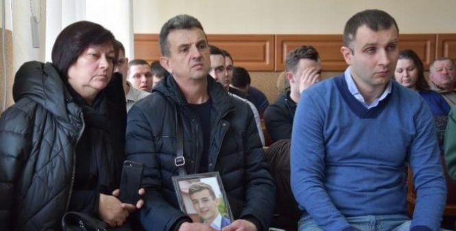 Новини Тернополя - фото з 17 років тюрми на двох – за смерть 20-річного Віталія Гнатишина, якого вбили біля "Алюру" 17 років тюрми на двох – за смерть 20-річного Віталія Гнатишина, якого вбили біля "Алюру", фото №7 на сайті 20minut.ua