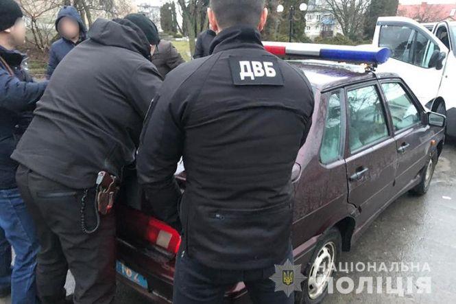 Як на Тернопільщині затримували поліцейського-хабарника (фото), фото №4 на сайті 20minut.ua
