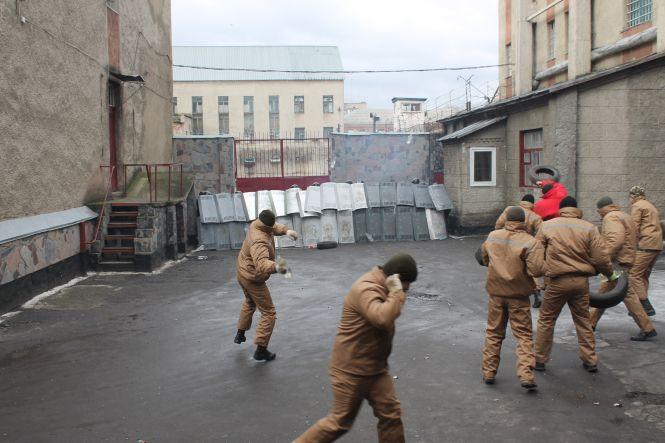 Новини Вінниці - фото з Шумно потренувалися. Бунт у тюрмі виявився антитерористичним навчанням силовиків Шумно потренувалися. Бунт у тюрмі виявився антитерористичним навчанням силовиків, фото №5 на сайті 20minut.ua