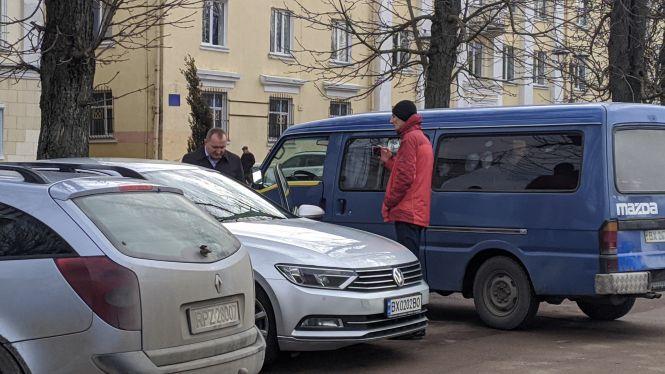 Майдан Незалежності перетворили на парковку. Поліція не реагує, фото №5 на сайті vsim.ua