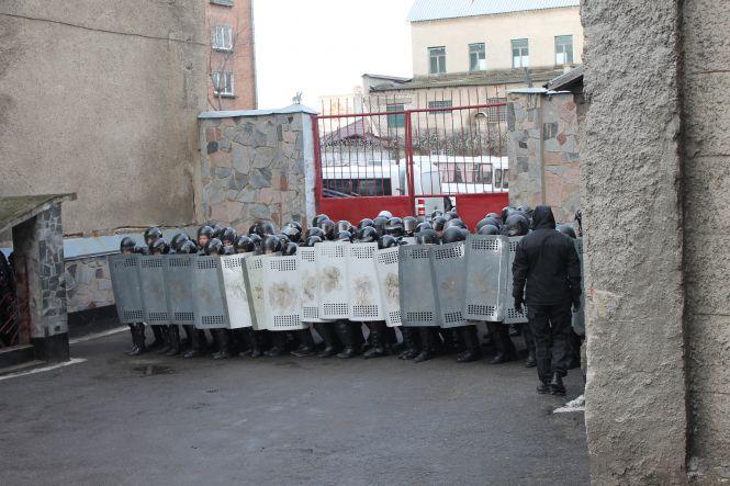 Новини Вінниці - фото з Шумно потренувалися. Бунт у тюрмі виявився антитерористичним навчанням силовиків Шумно потренувалися. Бунт у тюрмі виявився антитерористичним навчанням силовиків, фото №1 на сайті 20minut.ua