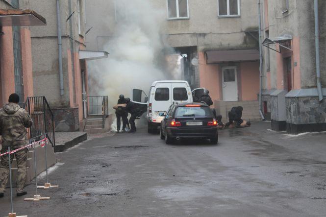 Новини Вінниці - фото з Шумно потренувалися. Бунт у тюрмі виявився антитерористичним навчанням силовиків Шумно потренувалися. Бунт у тюрмі виявився антитерористичним навчанням силовиків, фото №4 на сайті 20minut.ua