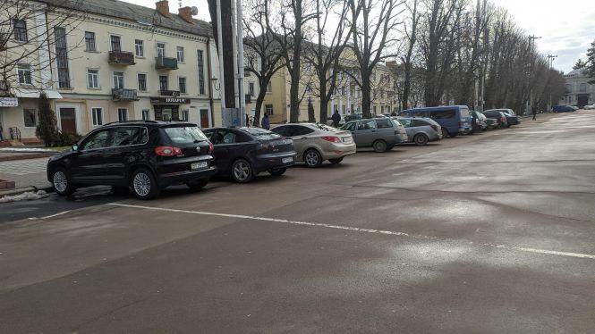 Майдан Незалежності перетворили на парковку. Поліція не реагує, фото №2 на сайті vsim.ua