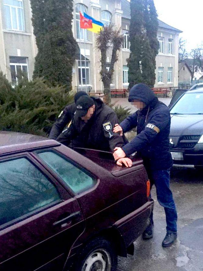 Як на Тернопільщині затримували поліцейського-хабарника (фото), фото №1 на сайті 20minut.ua