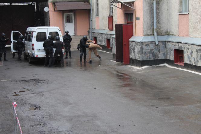 Новини Вінниці - фото з Шумно потренувалися. Бунт у тюрмі виявився антитерористичним навчанням силовиків Шумно потренувалися. Бунт у тюрмі виявився антитерористичним навчанням силовиків, фото №2 на сайті 20minut.ua