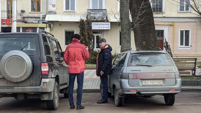 Майдан Незалежності перетворили на парковку. Поліція не реагує, фото №6 на сайті vsim.ua