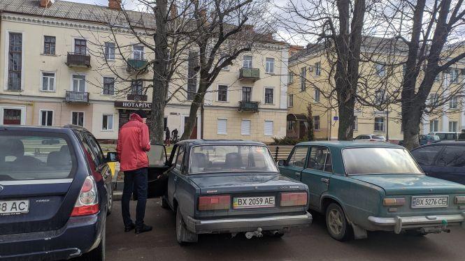 Майдан Незалежності перетворили на парковку. Поліція не реагує, фото №4 на сайті vsim.ua