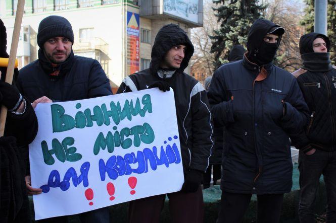 Новини Вінниці - фото з «Досить ділити наші гроші!» Чому під мерією протестують молодики в масках «Досить ділити наші гроші!» Чому під мерією протестують молодики в масках, фото №4 на сайті 20minut.ua