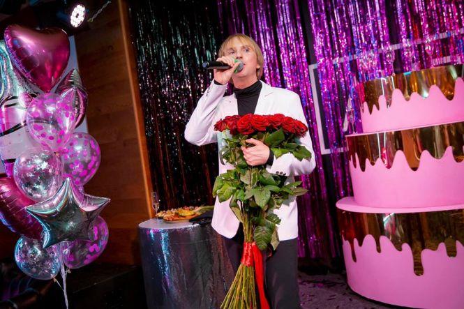 Новини Вінниці - фото з «Співаю «під чарочку» як Поплавський». Дмитро Нікітін про кліп на хіт 90-х «Отпусти меня» «Співаю «під чарочку» як Поплавський». Дмитро Нікітін про кліп на хіт 90-х «Отпусти меня», фото №4 на сайті 20minut.ua