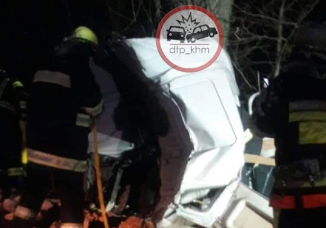 Новини Хмельницького - фото з Поблизу Хмельницького вантажівка влетіла у дерево: водій загинув на місці (ФОТО) Поблизу Хмельницького вантажівка влетіла у дерево: водій загинув на місці (ФОТО), фото №9 на сайті vsim.ua