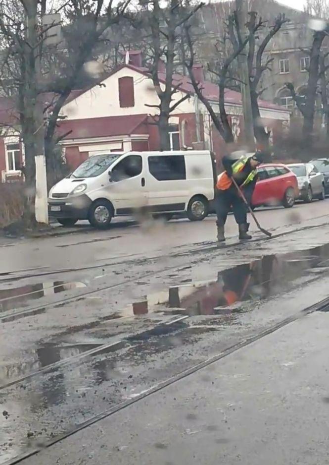 Новини Житомира - фото з «А як інакше виходити з ситуації?!»: заступник начальника КП «Трамвайно-тролейбусне управління» Максим Манухін прокоментував скандальне відео з Facebook «А як інакше виходити з ситуації?!»: заступник начальника КП «Трамвайно-тролейбусне управління» Максим Манухін прокоментував скандальне відео з Facebook, фото №1 на сайті 20minut.ua
