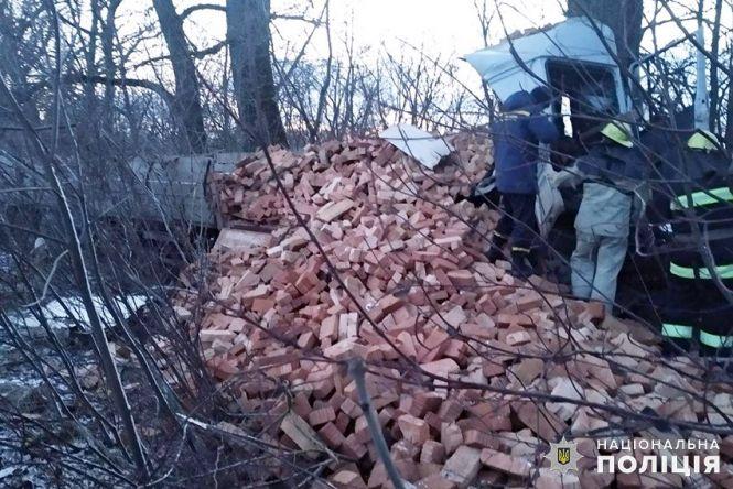 Новини Хмельницького - фото з Поблизу Хмельницького вантажівка влетіла у дерево: водій загинув на місці (ФОТО) Поблизу Хмельницького вантажівка влетіла у дерево: водій загинув на місці (ФОТО), фото №3 на сайті vsim.ua